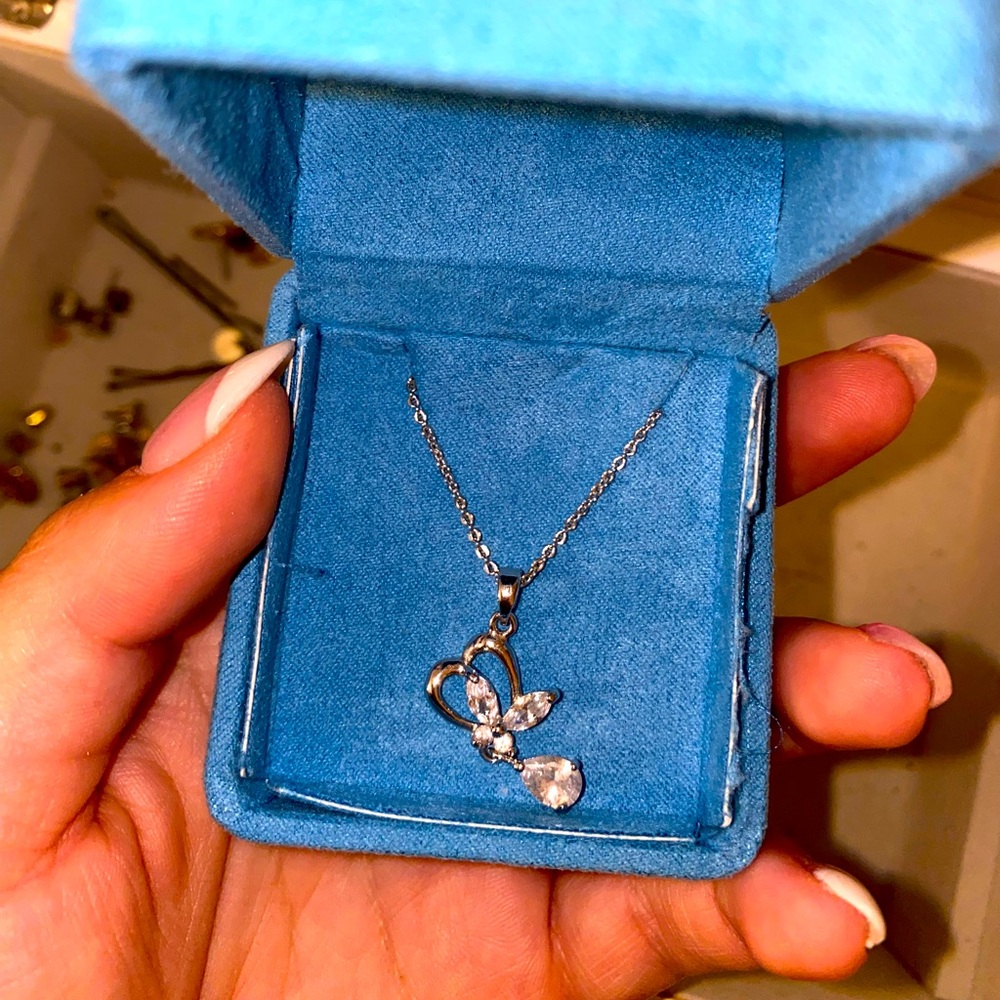 Swavorski silver pendant necklace